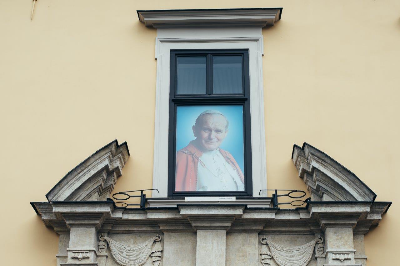 zdjęcie przedstawia okno papieski