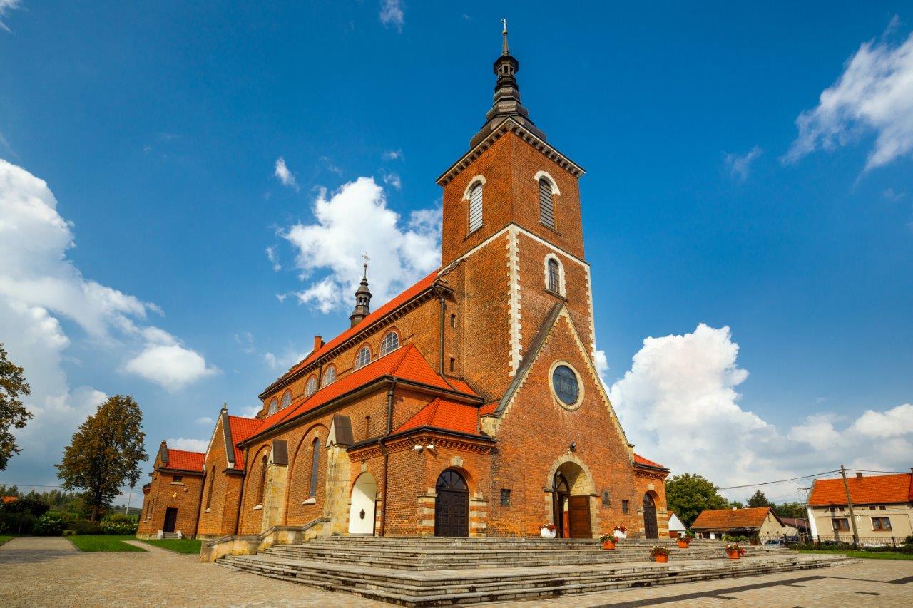 zdjęcie przedstawia budynek kościola z cegły