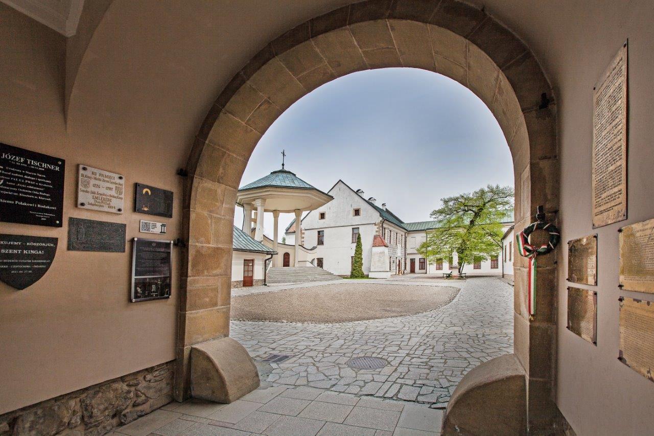 Widok z podcieni na rynek miasta i kamienice