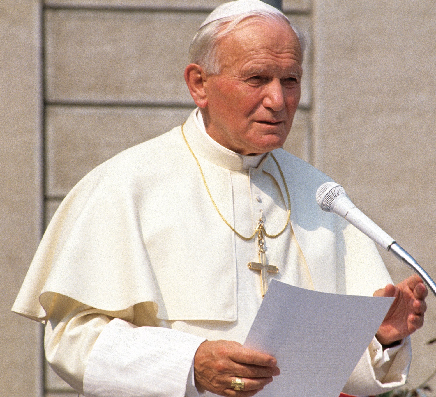 Postać papieża Jana Pawła II przy mikrofonie