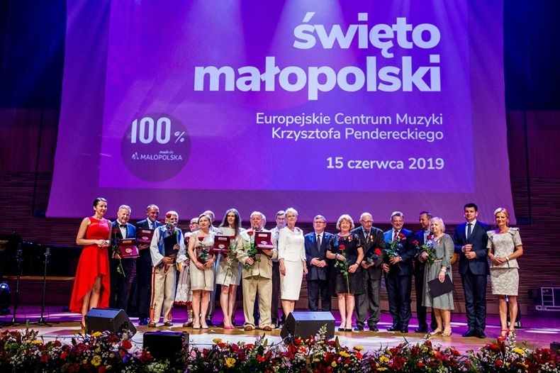 Na scenie stoją Laureaci Medalu za Zasługi dla Województwa Małopolskiego 