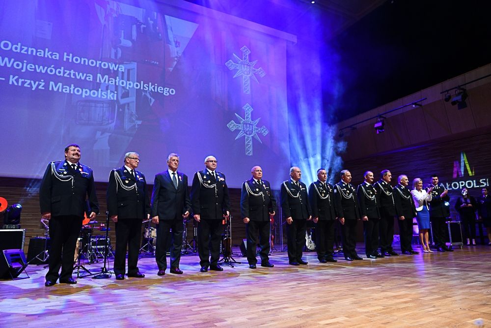 Na scenie stoją Strażacy, Laureaci Odznaki Honorowej za Zasługi dla Województwa Małopolskiego - Krzyż Małopolski 
