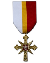Zdjęcie złotej Odznaki Honorowej Województwa Małopolskiego - Krzyż Małopolski. Odznaka przedstawia krzyż na Giewoncie zawieszony na wstążce w kolorach białym złotym i czerwonym symbolizującym flagę Małopolski. 
