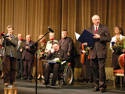 Zdjęcie przedstawia rozdanie nagrody Amicus Hominum, które odbyło się w Teatrze Juliusza Słowackiego