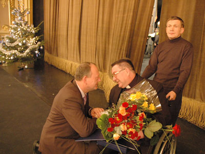 zdjęcie przedstawia laureatów Nagrody Amicus Hominum z 2007 roku