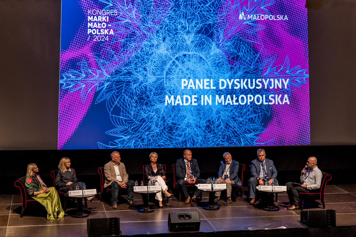 Scena a na niej paneliści Made in Małopolska. W tle napis Kongres Marki Małopolska 2024