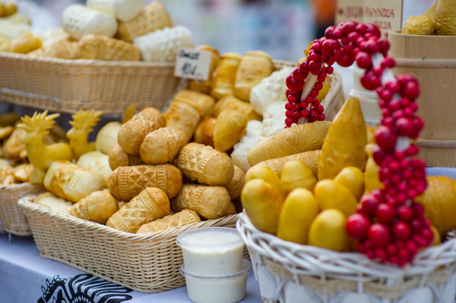 Wiklinowe koszyczki pełne oscypków