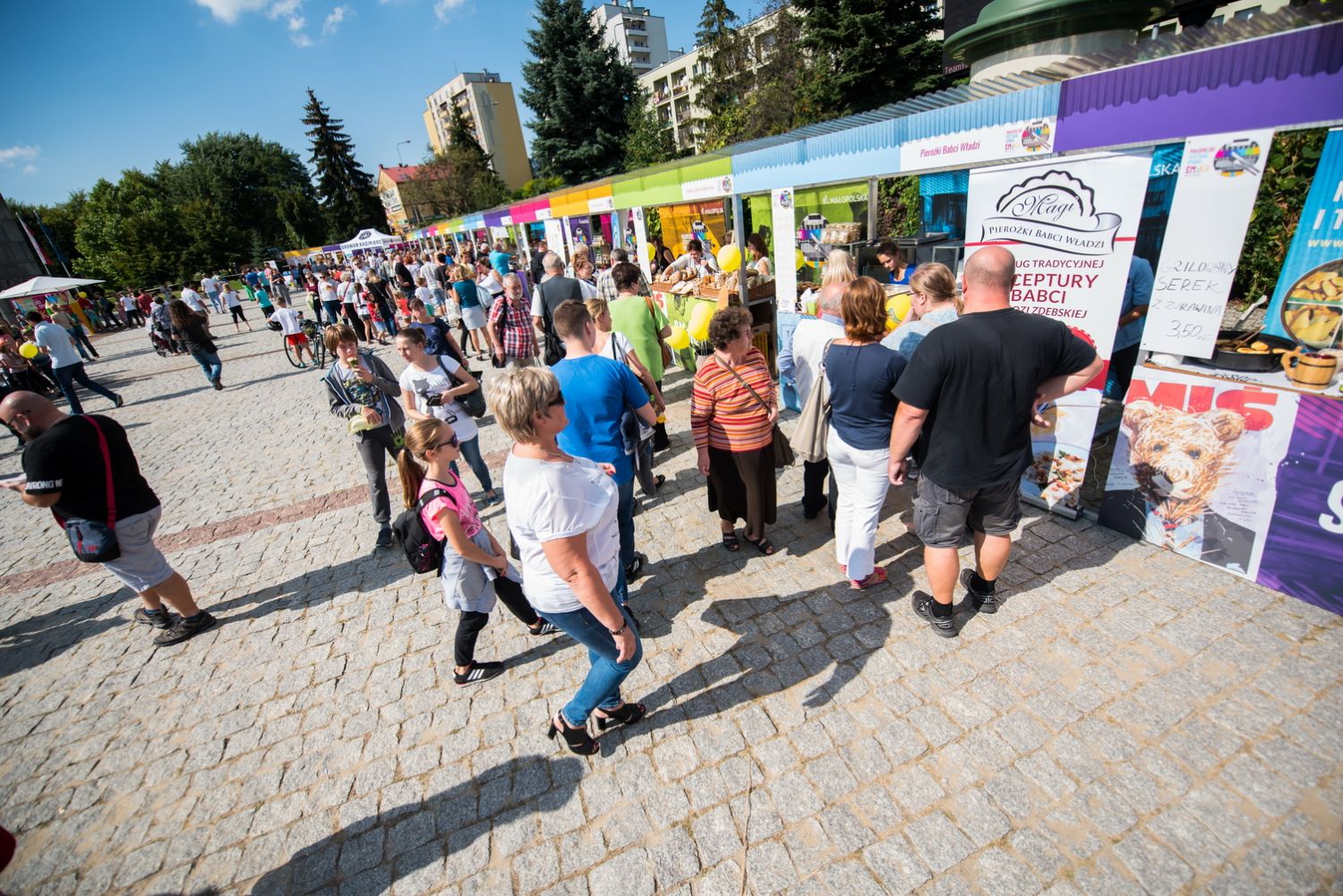 Zdjęcie przykładowych stoisk wystawców na Małopolskim Festiwalu Smaku