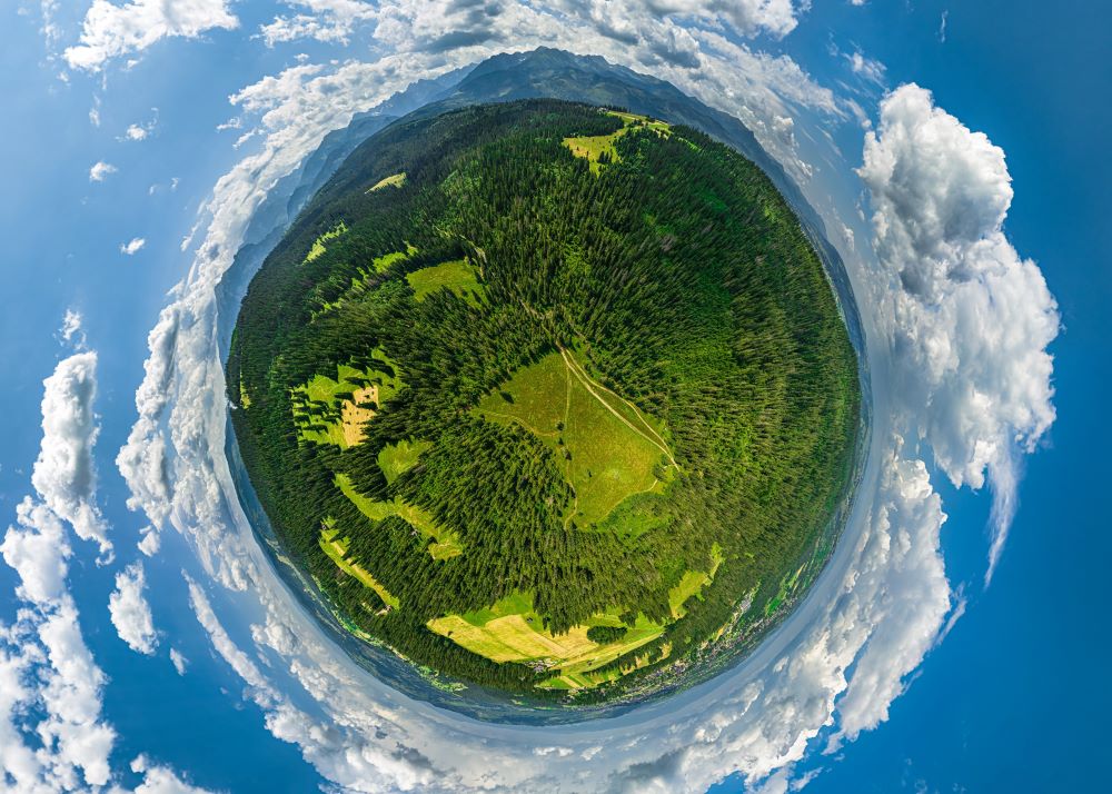 Panorama widoczne góry i zieleń z lotu ptaka.