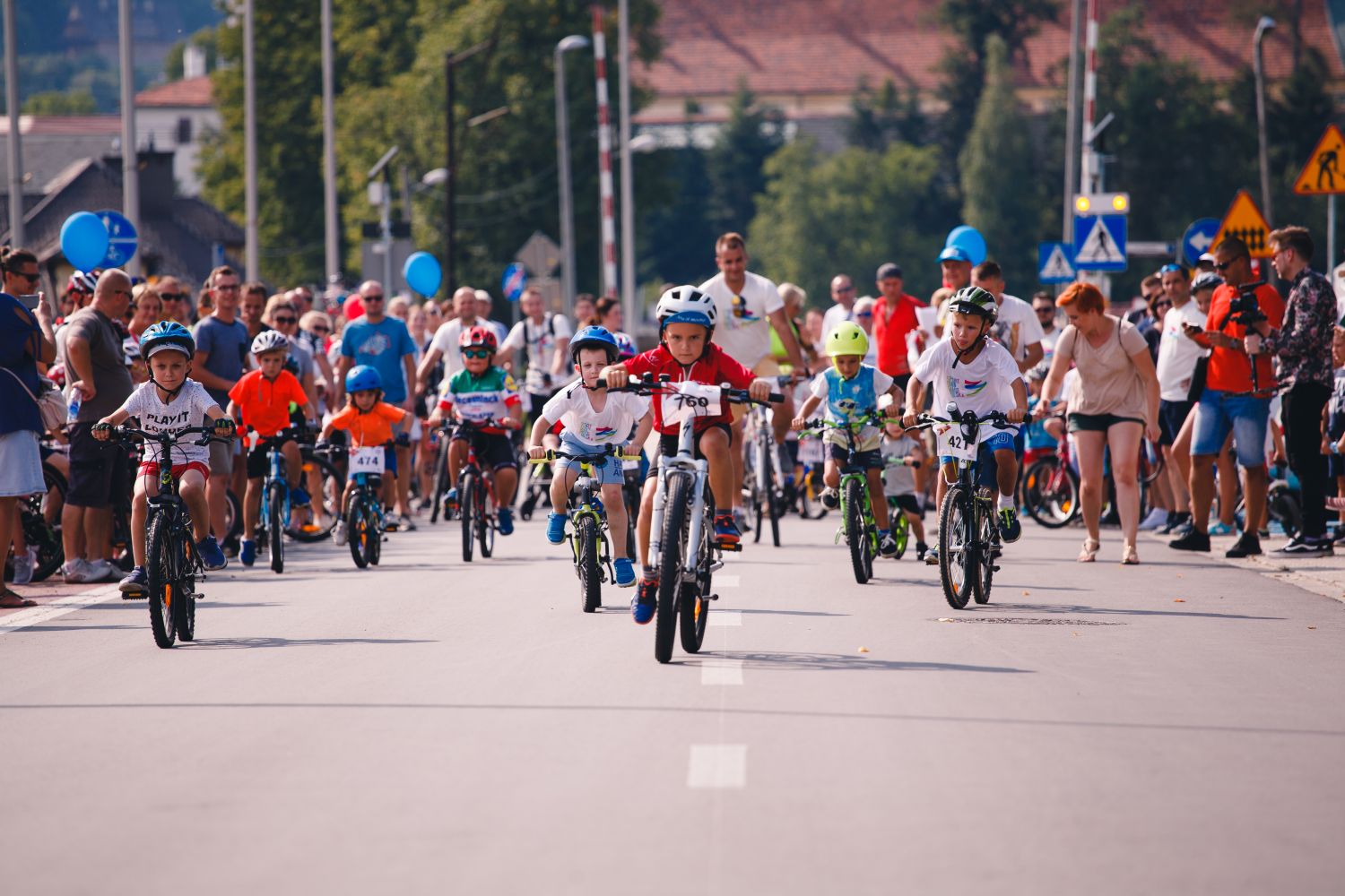 Na zdjęciu dziecięcy wyścig rowerowy