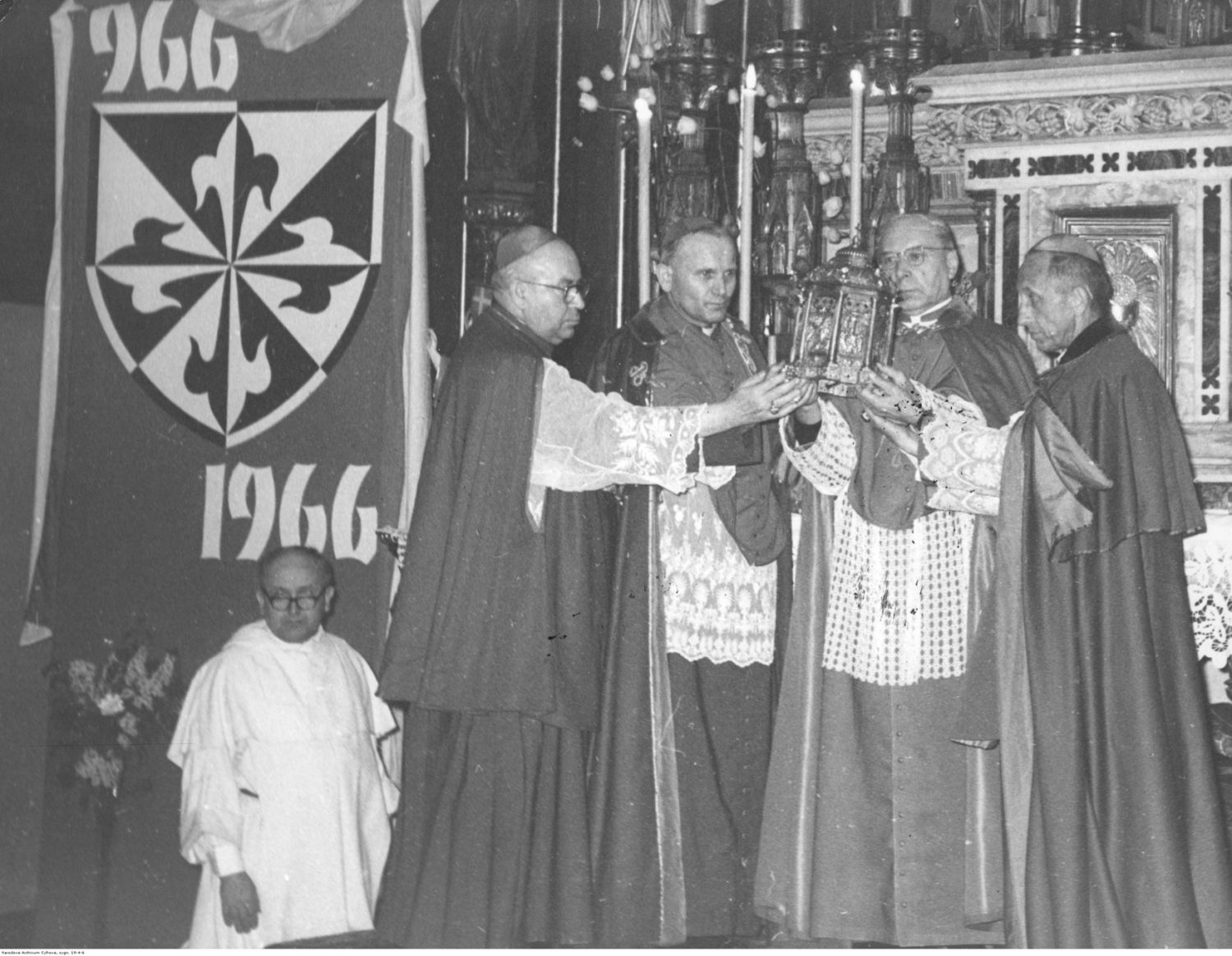 Obchody Tysiąclecia Chrztu Polski w Krakowie – błogosławieństwo relikwią św. Jacka. Od lewej: abp Bolesław Kominek, abp Karol Wojtyła, kard. Stefan Wyszyński, abp Antoni Baraniak