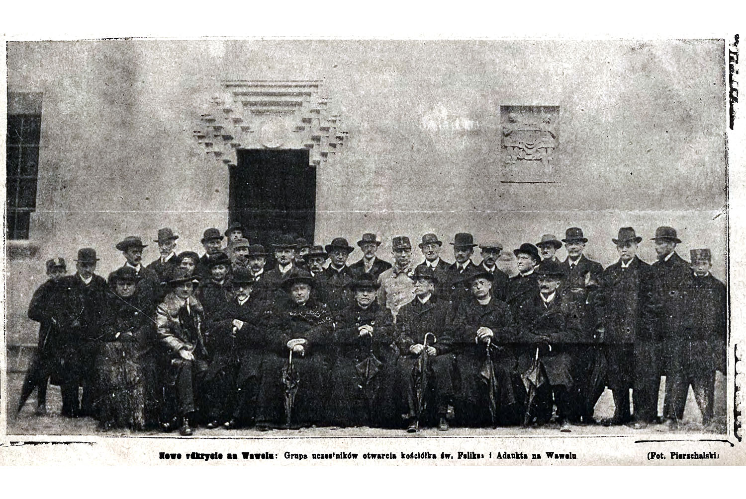 Fotografia uczestników otwarcia odkrytej rotundy św. św. Feliksa i Adaukta na Wawelu zamieszczona w piśmie „Nowości Illustrowane”, nr 45, 16 listopada 1918 r.