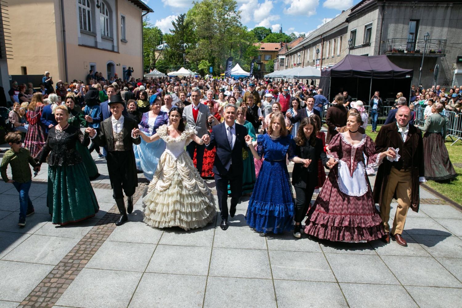 osoby tańczące poloneza w strojach z epoki