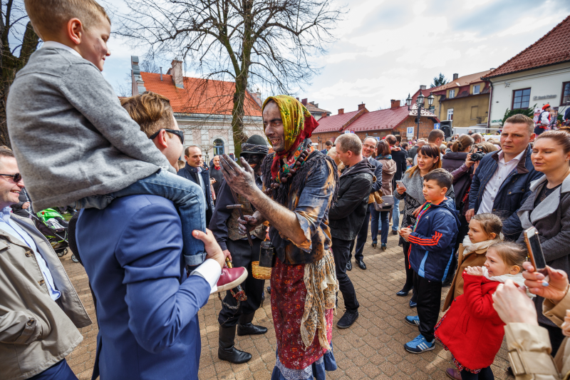 obrzęd siudej baby. Smarowanie ludzi sadzą