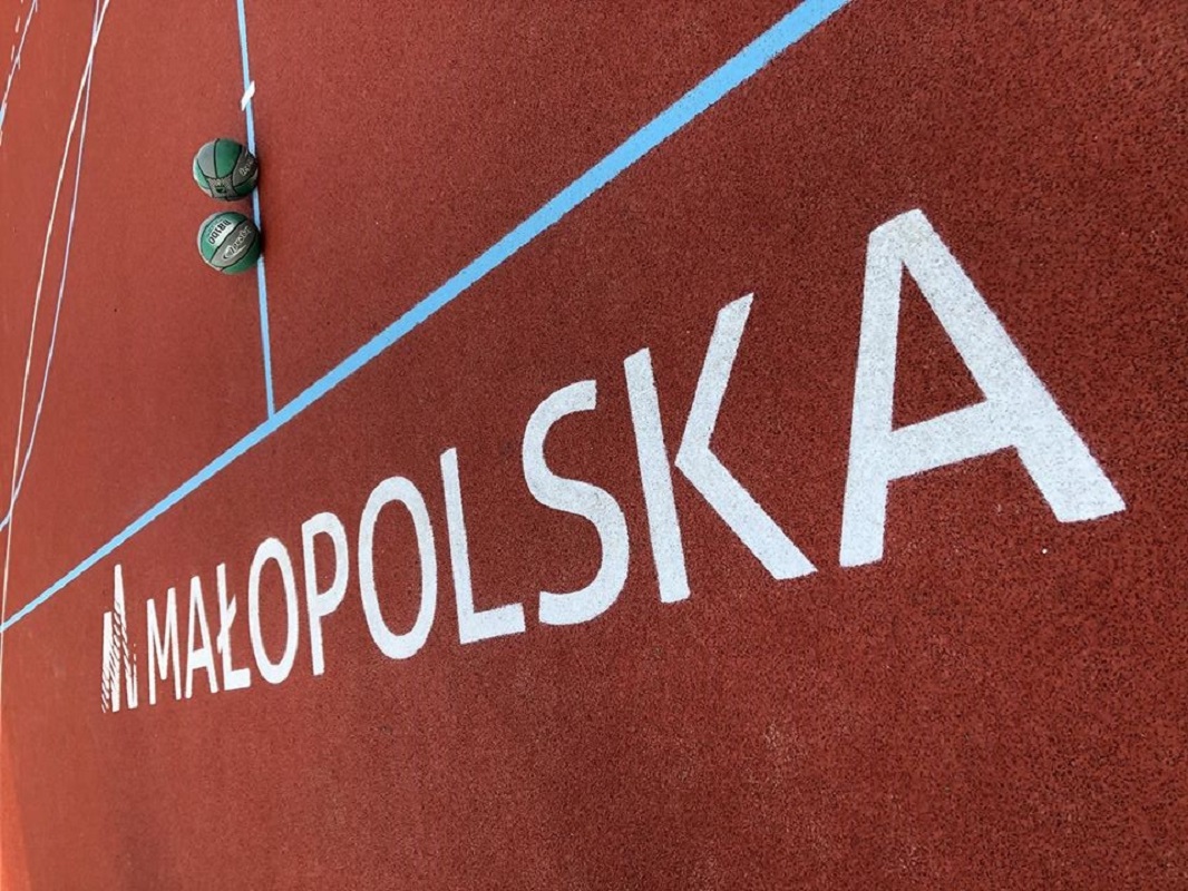 Boisko z logiem małopolski