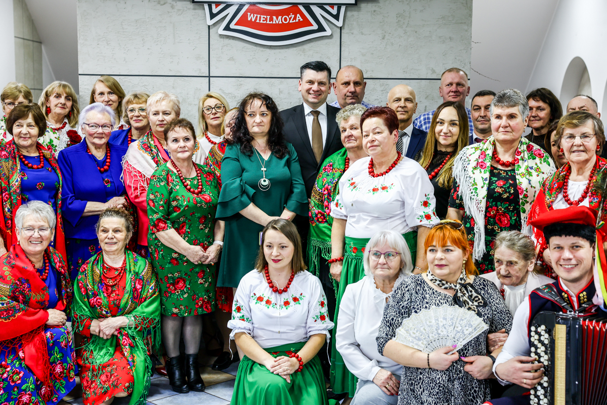 Łukasz Smółka i panie z KGW