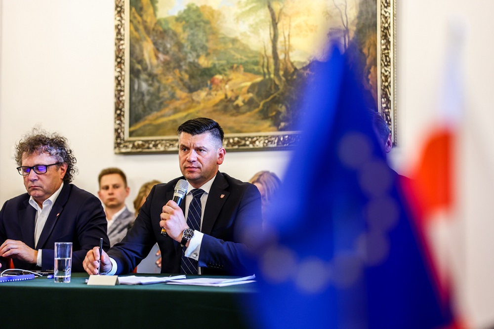 Zdjęcie ze spotkania Marszałków Województw z Komisarzem ds. Budżetu, zwalczania nadużyć finansowych i administracji publicznej Panem Piotrem Serafinem, które odbyło się w Krakowie.