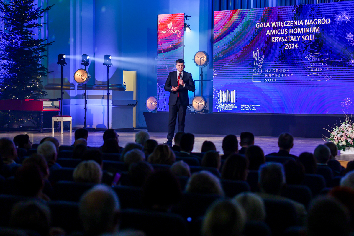 Marszałek Łukasz Smółka na scenie 