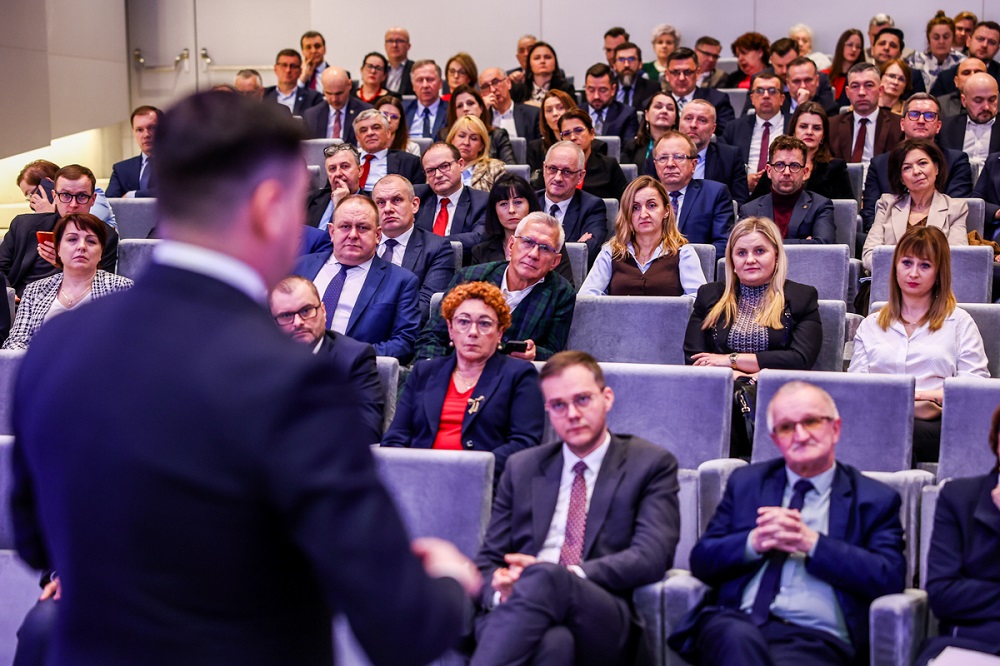 Marszałek Łukasz Smólka przemawiający do zgromadzonej na sali publiczności