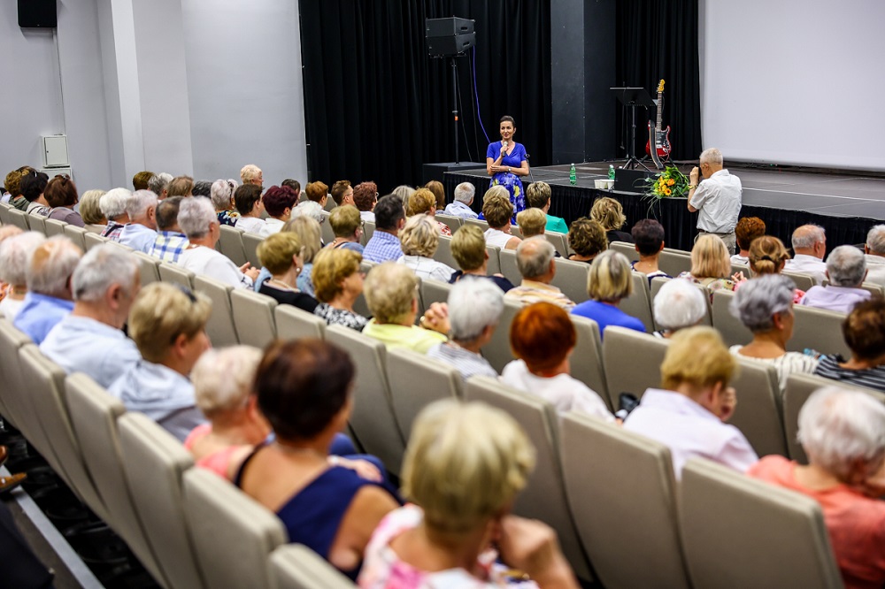 Zdjęcie z zakończenia roku akademickiego Uniwersytetu Trzeciego Wieku w Brzesku, w którym udział wzięła Marta Malec-Lech z zarządu województwa.