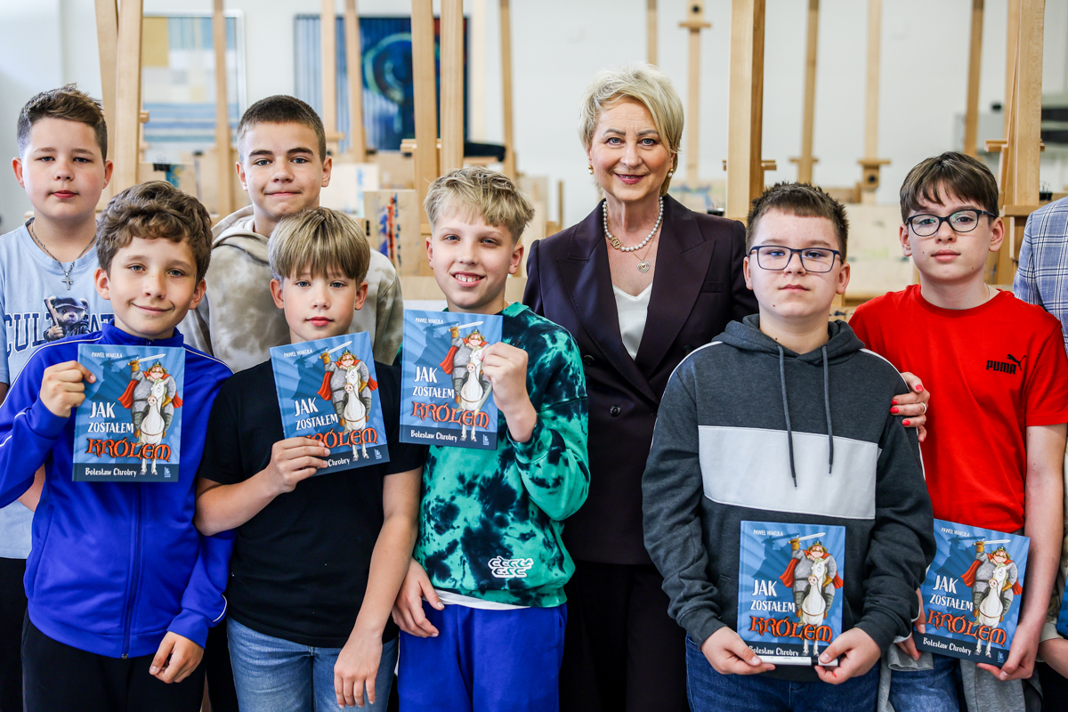 Iwona Gibas z uczniami