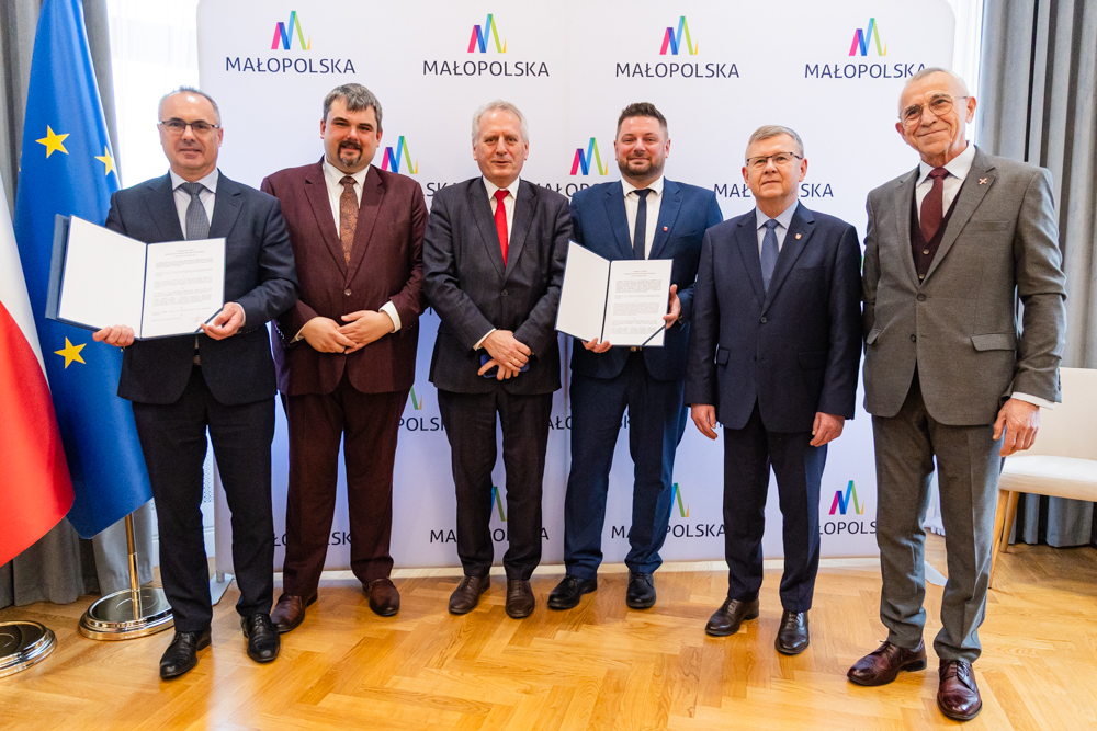 Zdjęcie grupowe z włodarzami Łącka i Ochotnicy Dolnej.