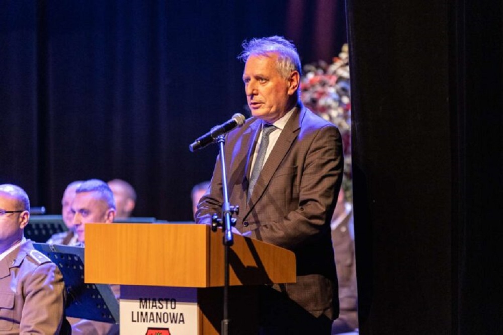 Wojciech Biedroń przemawiający na uroczystości 110. rocznicy Bitwy Limanowskiej
