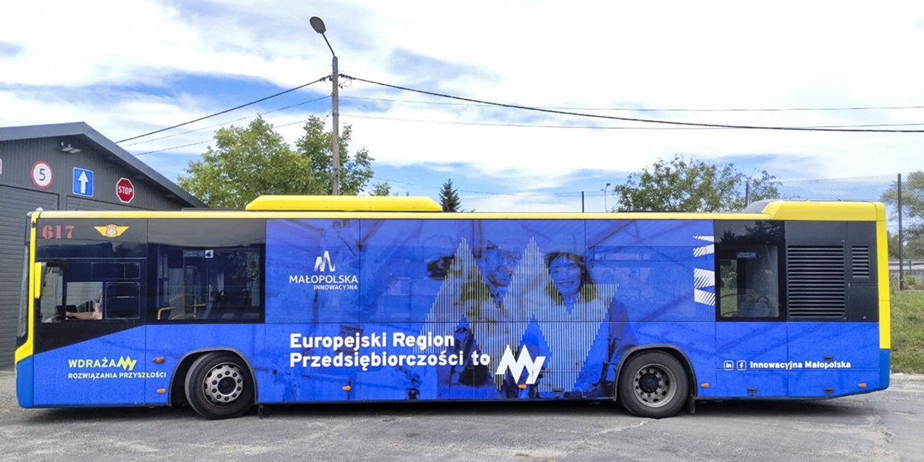 Autobus w barwach kampanii