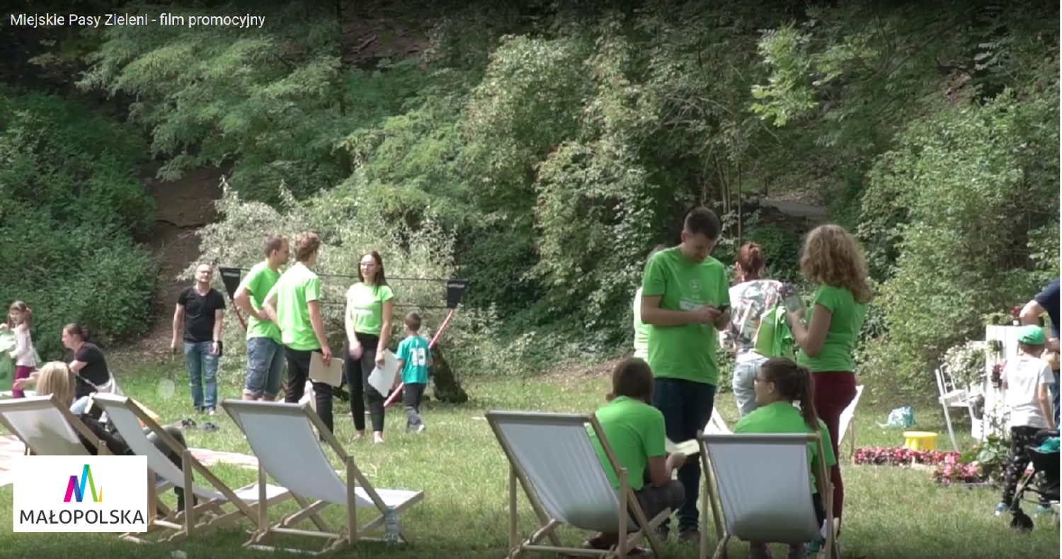Uczestnicy pikniku w Lesie Witkowskim w ramach projektu UGB
