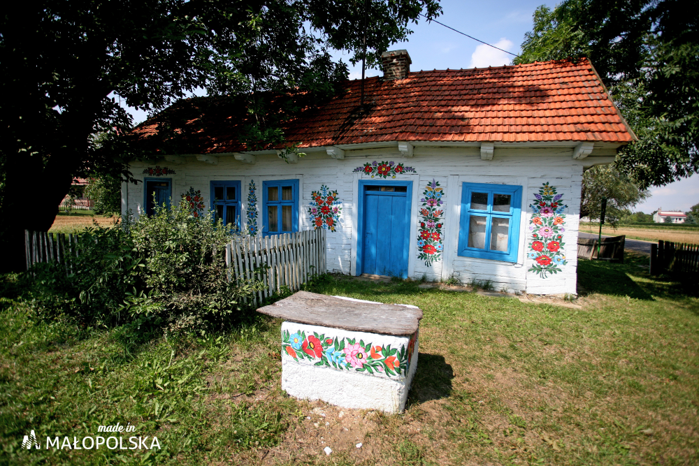 Pomalowana w kwiaty wiejska chata. Zalipie