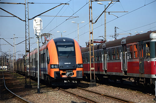 Zdjęcie przedstawia pociąg serii EN99