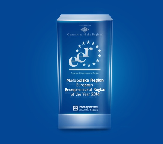 zdjęcie przedstawia statuetkę europejskiego lidera przedsiębiorczości