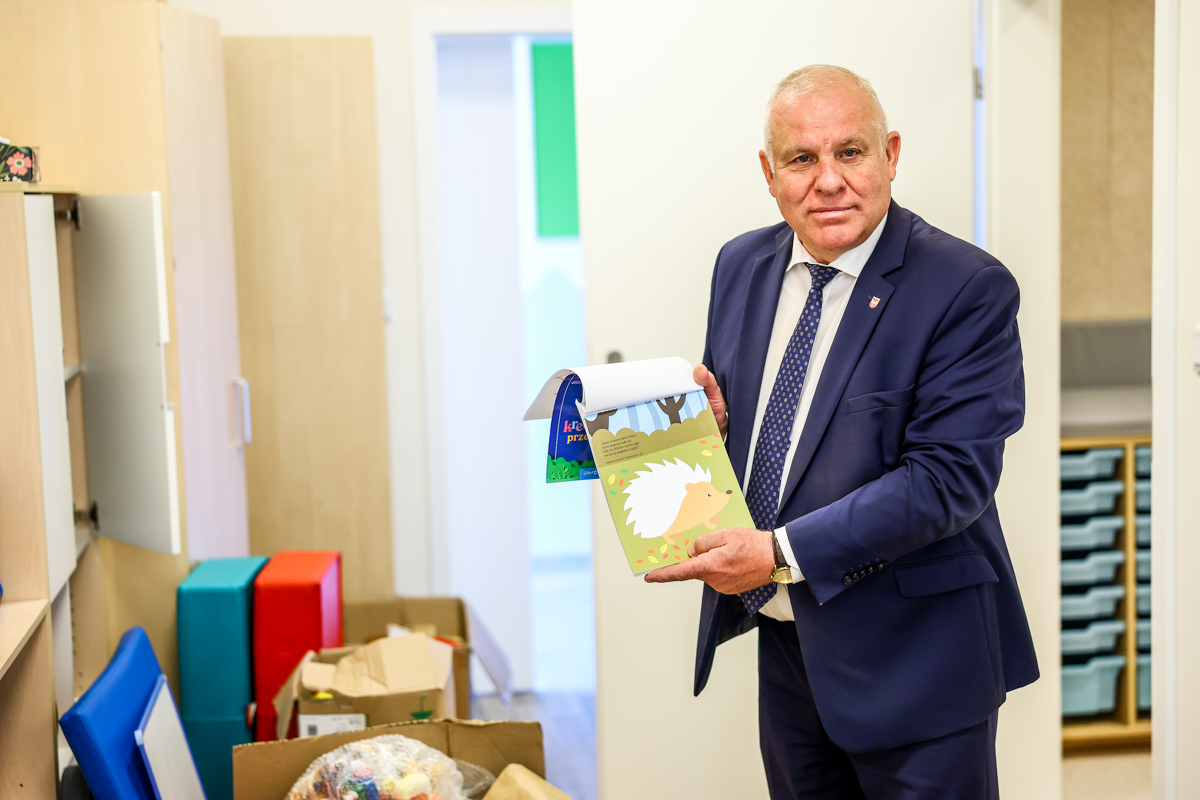Wicemarszałek Pagacz ogląda wyposażenie żłobka 